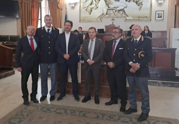 Vent&rsquo;anni fa salv&ograve; una ragazza che tent&ograve; un gesto estremo, premiato il poliziotto Maurizio Grasso