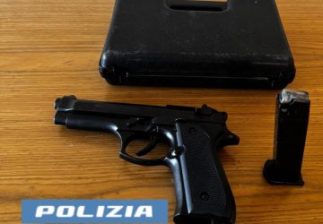 Fuori da una banca con un pistola a salve priva di tappo rosso: denunciati due giovani