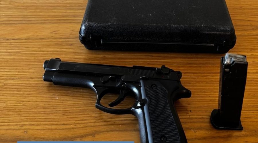 Fuori da una banca con un pistola a salve priva di tappo rosso: denunciati due giovani