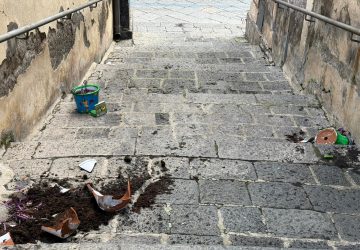 Acireale, atto vandalico in vico Alliotta: fatti esplodere con petardi i vasi decorati dai bambini