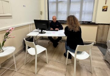 Aggredisce l'ex moglia davanti la figlia che avverte la Polizia: arrestato 53enne