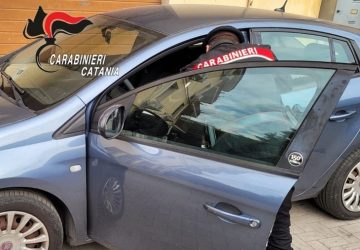 Giarre, furto d&rsquo;auto e droga: 36enne arrestato dai Carabinieri con le mani nel sacco
