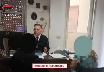 Rifiutano di dargli soldi: 40enne distrugge casa e aggredisce madre e moglie in presenza dei figli. Arrestato