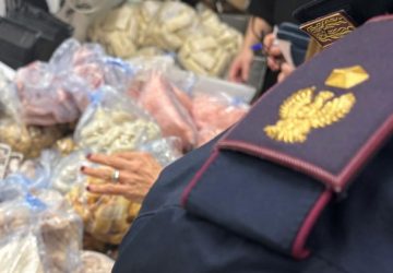 Bar del centro a Catania con 20 kg di prodotti non tracciati e 6 lavoratori irregolari: sanzioni per quasi 50 mila euro