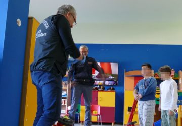 "Poliziotti in corsia" incontrano i piccoli pazienti della pediatria e neuropsichiatria infantile dell&rsquo;ospedale di Acireale