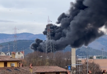 Esplosione in un deposito Eni a Calenzano: 5 morti, 26 feriti. Trovato il cadavere dell'operaio catanese