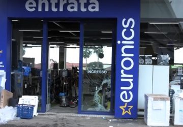 Criminalit&agrave; in azione ad Acireale: furto con spaccata ai danni del negozio Euronics