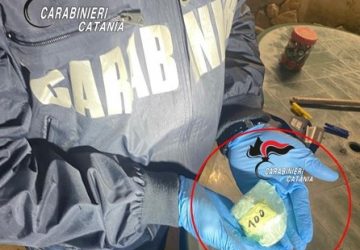 Nascondeva la cocaina tra le buste della spesa: arrestato pusher 23enne VIDEO