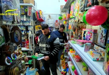 Guardia di Finanza sequestra ben 340.000 articoli contraffatti. Sanzionato anche un negozio a Riposto