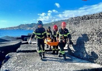 Cade tra i lastroni frangiflutti in cemento del porticciolo di Capomulini: soccorso 68enne