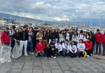 Sensibilizzazione ambientale: studenti del Liceo &ldquo;Leonardo&rdquo; e Lni ripuliscono il litorale di Riposto