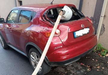 Nunziata: cade palo della pubblica illuminazione, sfiorata la tragedia