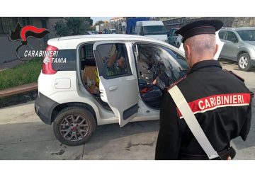 Sorpresi mentre smontano un'auto rubata: un arresto ed un denunciato
