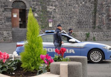 Lite tra fratelli per un parcheggio degenera. Per "sedarla" interviene l'anziano padre e li minaccia di morte: denunciato