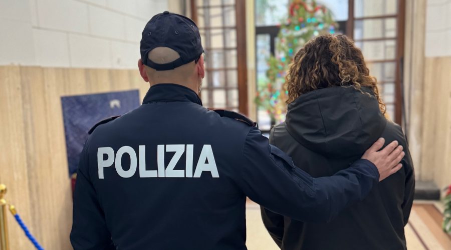In preda all’alcol aggredisce la compagna che aveva il figlio neonato in braccio: arrestato