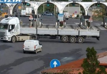 Senza patente l'autista di un Tir tenta di scappare ad un posto di controllo della Polizia
