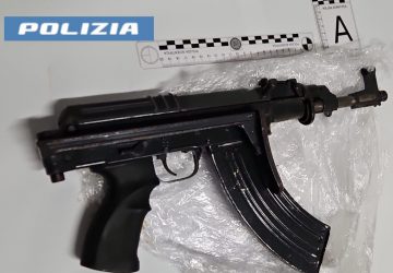 Armi, droga e munizioni: scovato un arsenale in un condominio VIDEO