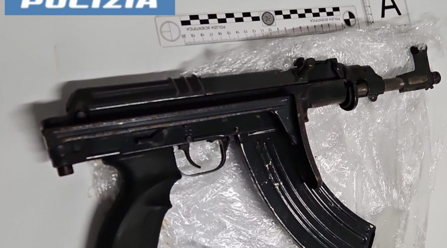 Armi, droga e munizioni: scovato un arsenale in un condominio VIDEO