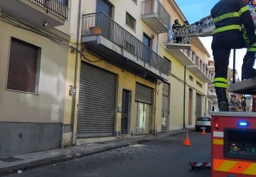 Giarre, intervento dei vigili del fuoco per un crollo di calcinacci