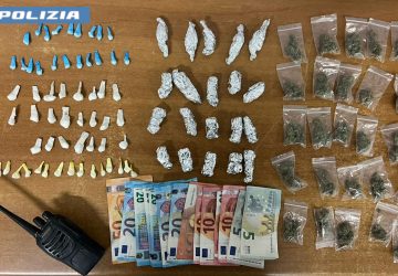 In giro per spacciare con 101 dosi di droga addosso: arrestato 21enne