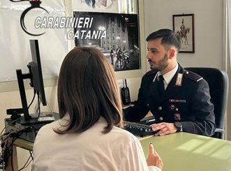 Scappa in strada scalza per sfuggire all'aggressione del convivente “geloso”: soccorsa da passanti. Arrestato 57enne
