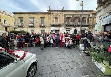 Giarre, la Befana arriva con la mitica Fiat 500