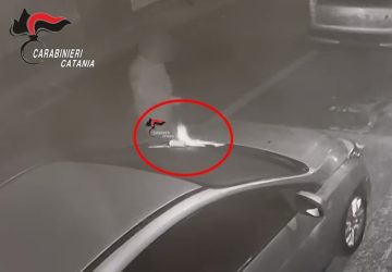 Vuole tornare con l'ex moglie e per "riconquistarla" le brucia l'auto: arrestato