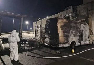 Approfittano dei botti di Capodanno e realizzano un furto con spaccata ai danni dell'Apple store del Centro Sicilia