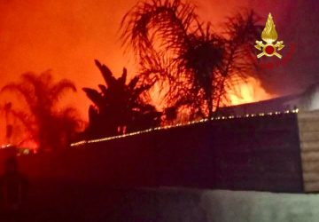 Catania, vasto incendio nell'oasi del Simeto. Fuoco a ridosso di alcune abitazioni
