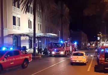 Acireale, incendio all'interno dell'ex Hotel Excelsior