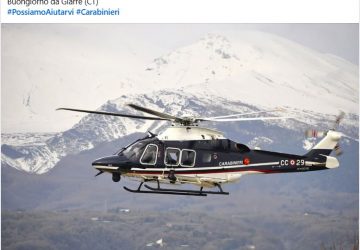 L&rsquo;Arma dei Carabinieri sorvola Giarre: un&rsquo;immagine mozzafiato sui social