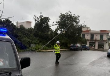 Maltempo a Mascali, palo dell'illuminazione pubblica a rischio crollo