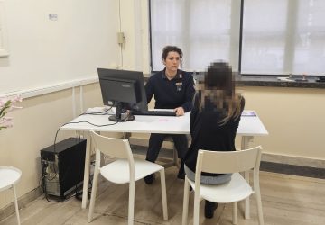 Prende a calci la moglie e le rompe due costole ed un dito della mano: arrestato