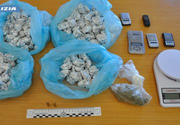 Ai domiciliari spaccia da casa: arrestato 26enne