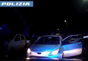 Doveva restare a casa ai "domiciliari": pizzicato mentre ruba un'auto
