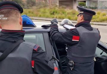100 grammi di droga e 8.000 in contanti: denunciato pusher 28enne