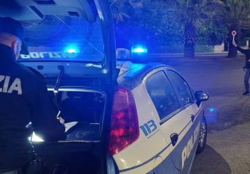 Lancia la droga dal finestrino dell'auto e scappa: rintracciato e arrestato 22enne
