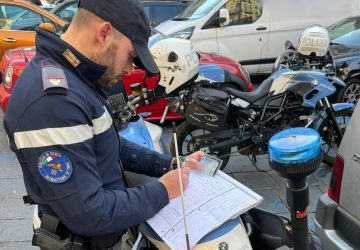 Stretta sui parcheggiatori abusivi: sanzionati in 10 per lo pi&ugrave; pregiudicati. Tre i denunciati