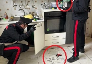 Nonostante fosse ai domiciliari, aiutato dalla madre, aveva ripreso a spacciare: arrestati entrambi