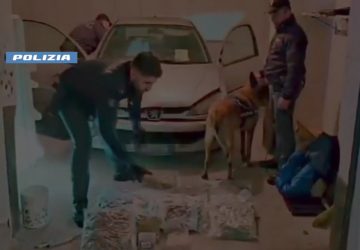 In camera da letto e in auto nascondeva "solo" 15 kg di droga: arrestato 26enne VIDEO