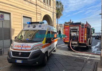 Incendio in un'abitazione a Riposto: soccorsa una donna VIDEO