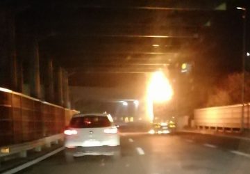 Tangenziale: lunghe code per un camion in fiamme. Rallentamenti anche sulla A18
