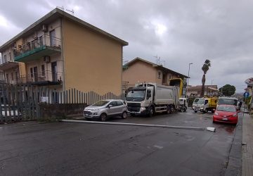 Mascali, crolla palo della luce. Tragedia sfiorata