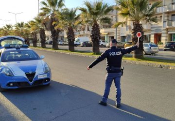 Tolleranza zero per gli automobilisti che usano lo smartphone alla guida: ritiro patente per 10