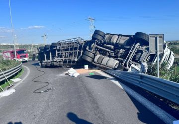 Tir si ribalta sulla tangenziale ovest, strada chiusa e traffico deviato