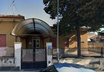 Giarre, bimbi al freddo nel plesso “Giovanni XXIII” di Trepunti: mamme in protesta al Comune, il sindaco assicura soluzioni rapide