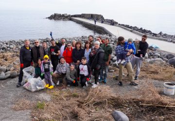 Riposto: "Mareggiata e disastro ambientale: volontari in azione per ripulire la spiaggia invasa dai rifiuti"