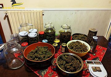 Oltre 2,5 kg di droga e 300 kg di esplosivi di tipo pirotecnico a casa: arrestati padre e figlio