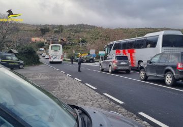 Controlli a tappeto della GdF di Riposto sull'Etna: scoperto ristorante con 9 lavoratori in nero. Segnalati 13 consumatori di droghe pesanti