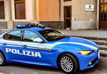 Prende a morsi la sorella e si scaglia contro la madre, denunciato